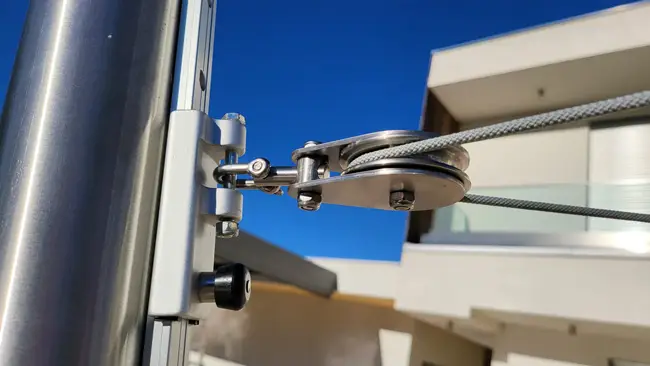 Sonnensegel mit Elektroaufrollmechanismus bieten zahlreiche Vorteile für Ihre Terrasse oder Ihren Balkon. Mit einem Knopfdruck können Sie das Sonnensegel bequem und mühelos ein- und ausfahren. Der integrierte Elektromotor ermöglicht eine einfache und komfortable Bedienung, ohne dass Sie sich körperlich anstrengen müssen. Darüber hinaus sorgt der Elektromotor für eine präzise und gleichmäßige Bewegung des Sonnensegels, was zu einer längeren Lebensdauer beiträgt. Dank der hochwertigen Materialien und der sorgfältigen Verarbeitung sind unsere Sonnensegel mit Elektromotor witterungsbeständig und garantieren Ihnen jahrelangen Genuss an Ihrem Outdoor-Bereich.